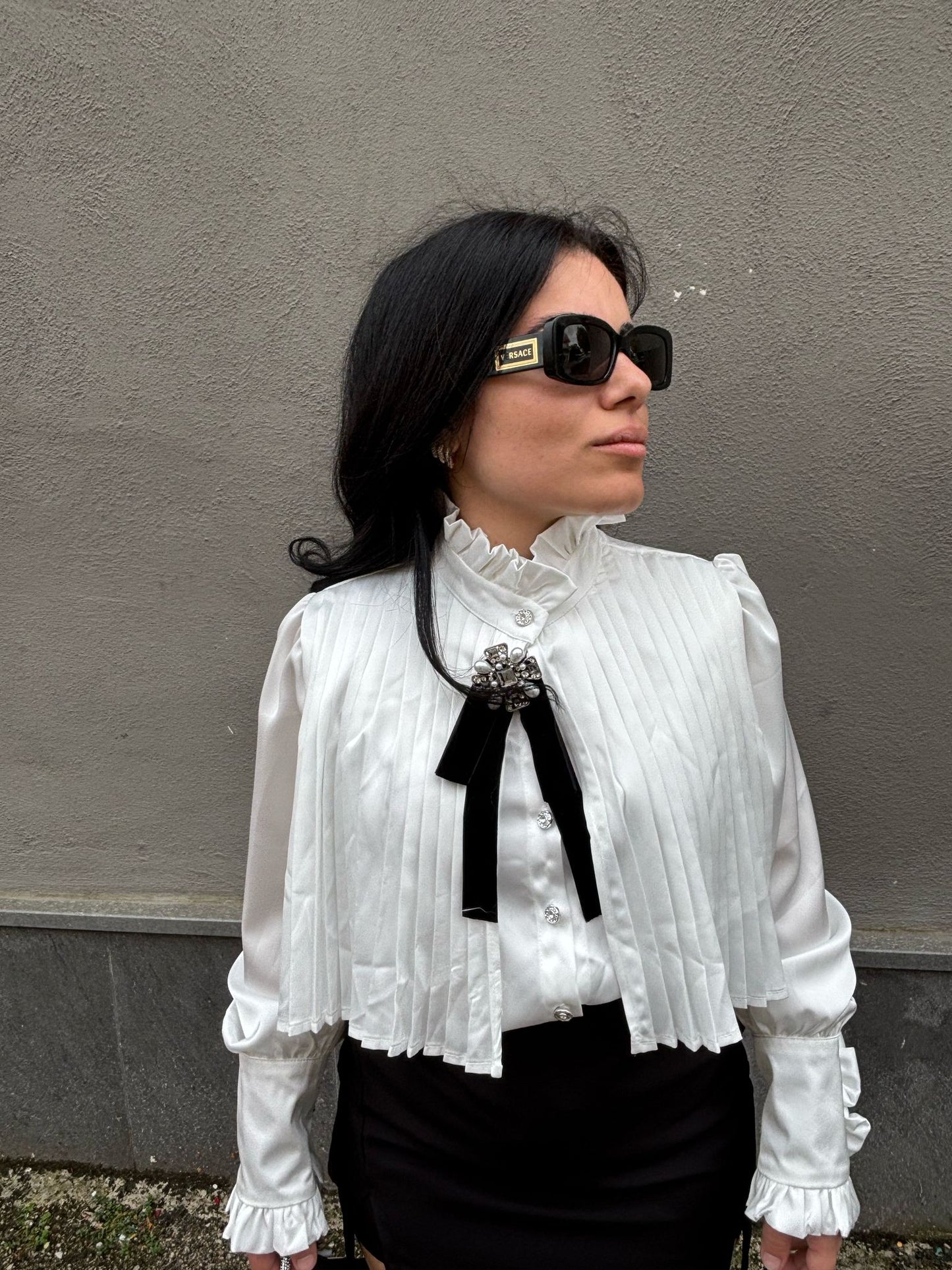 camicia con spilla